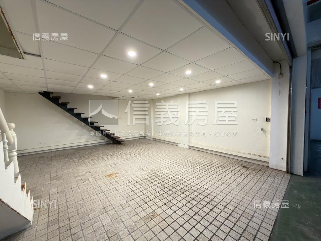 空屋！山巒遠景車庫別墅房屋室內格局與周邊環境