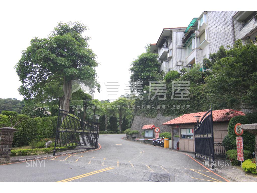 空屋！山巒遠景車庫別墅房屋室內格局與周邊環境