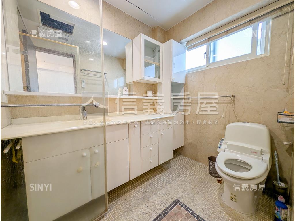 空屋！山巒遠景車庫別墅房屋室內格局與周邊環境
