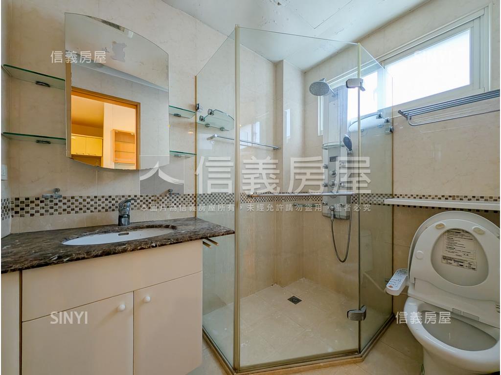 空屋！山巒遠景車庫別墅房屋室內格局與周邊環境