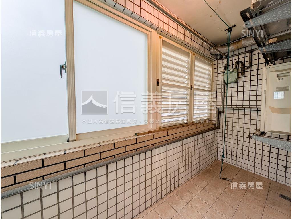 空屋！山巒遠景車庫別墅房屋室內格局與周邊環境