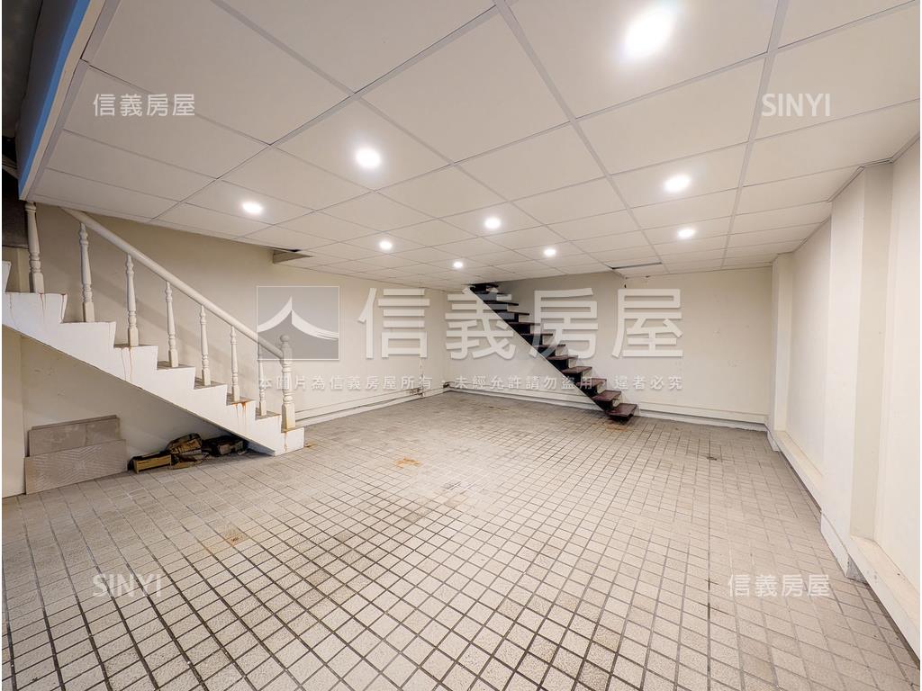 空屋！山巒遠景車庫別墅房屋室內格局與周邊環境