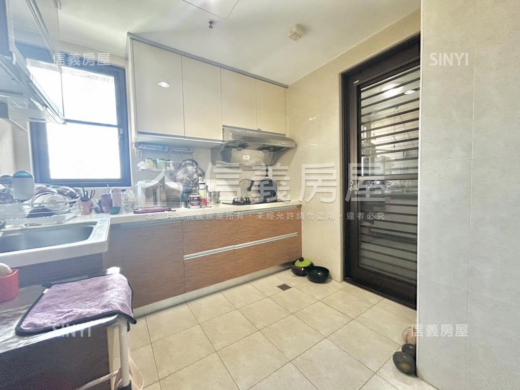 鳳翔高樓採光前後陽台房屋室內格局與周邊環境