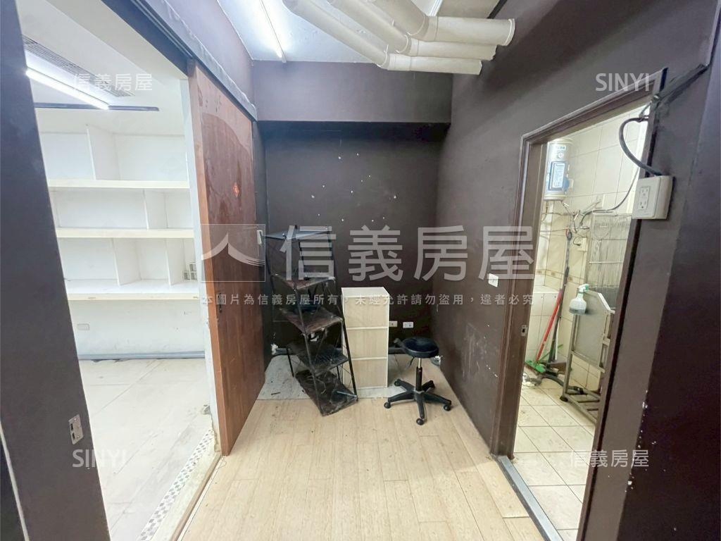 文化三路面寬近家樂福店面房屋室內格局與周邊環境