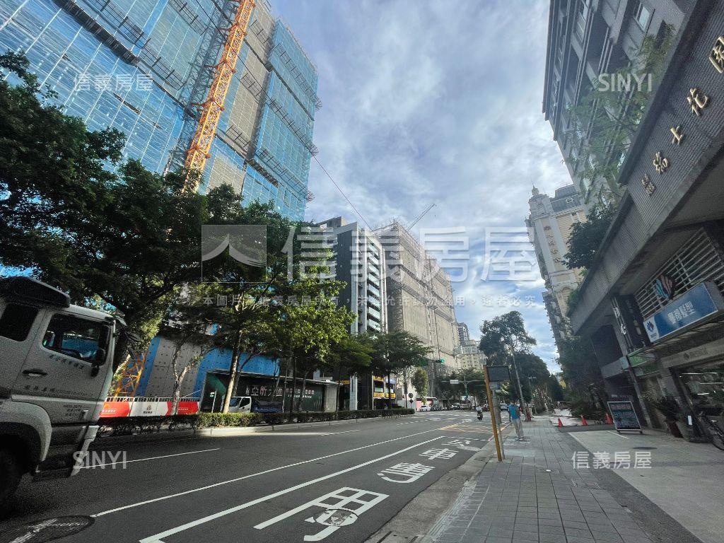 文化三路面寬近家樂福店面房屋室內格局與周邊環境