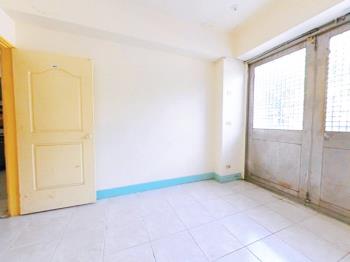 『出租中』公園邊間一樓