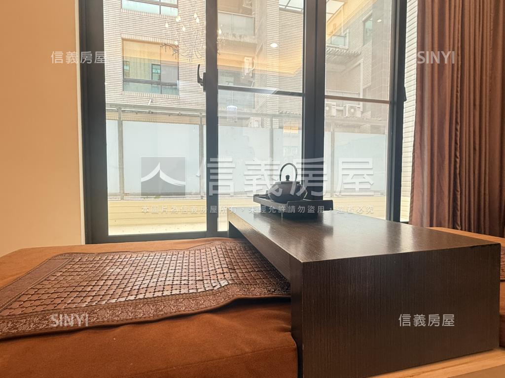市中心荷里揚寬約６米別墅房屋室內格局與周邊環境