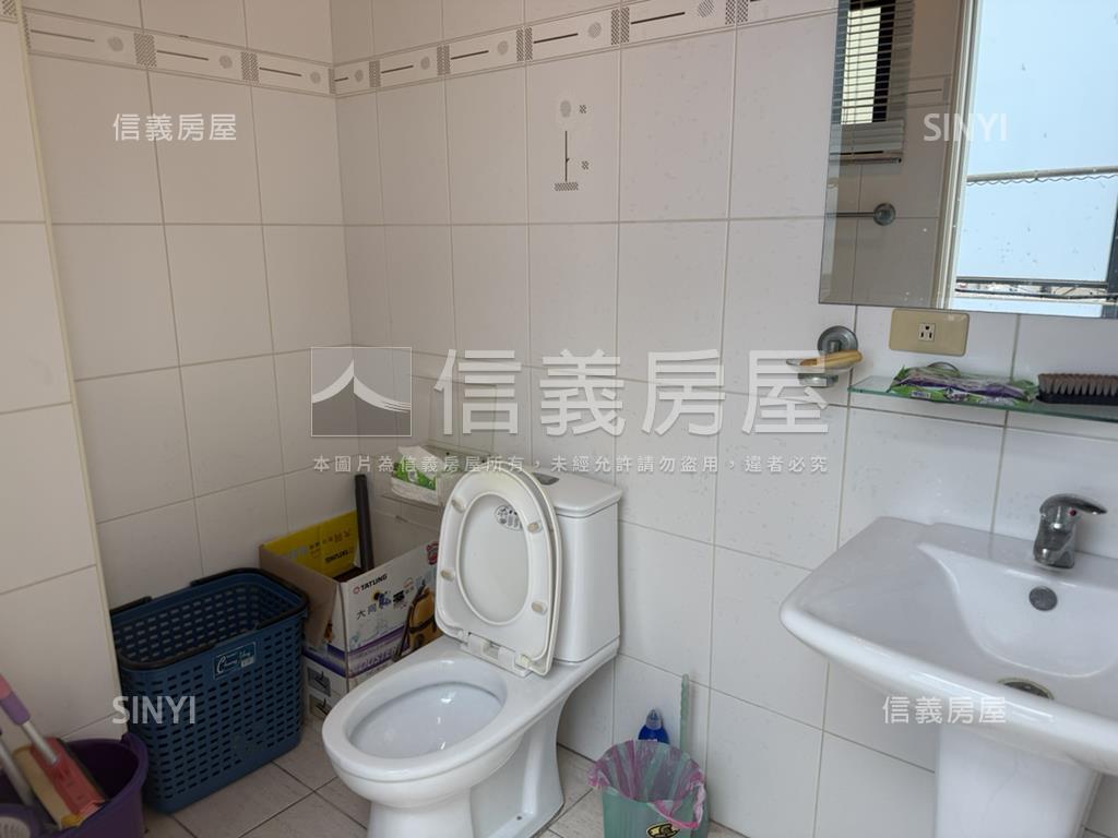 市中心荷里揚寬約６米別墅房屋室內格局與周邊環境
