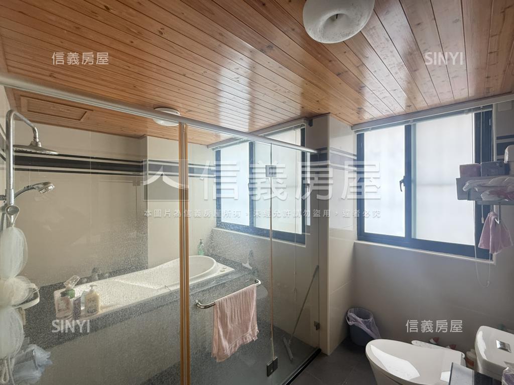 市中心荷里揚寬約６米別墅房屋室內格局與周邊環境