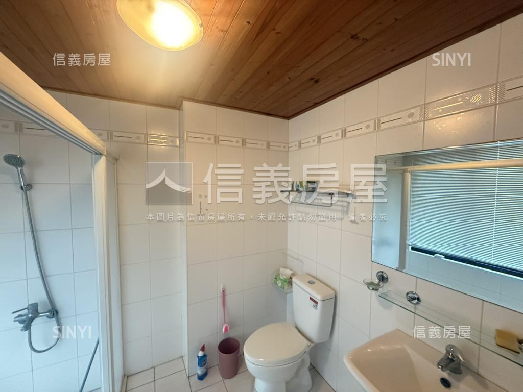 市中心荷里揚寬約６米別墅房屋室內格局與周邊環境