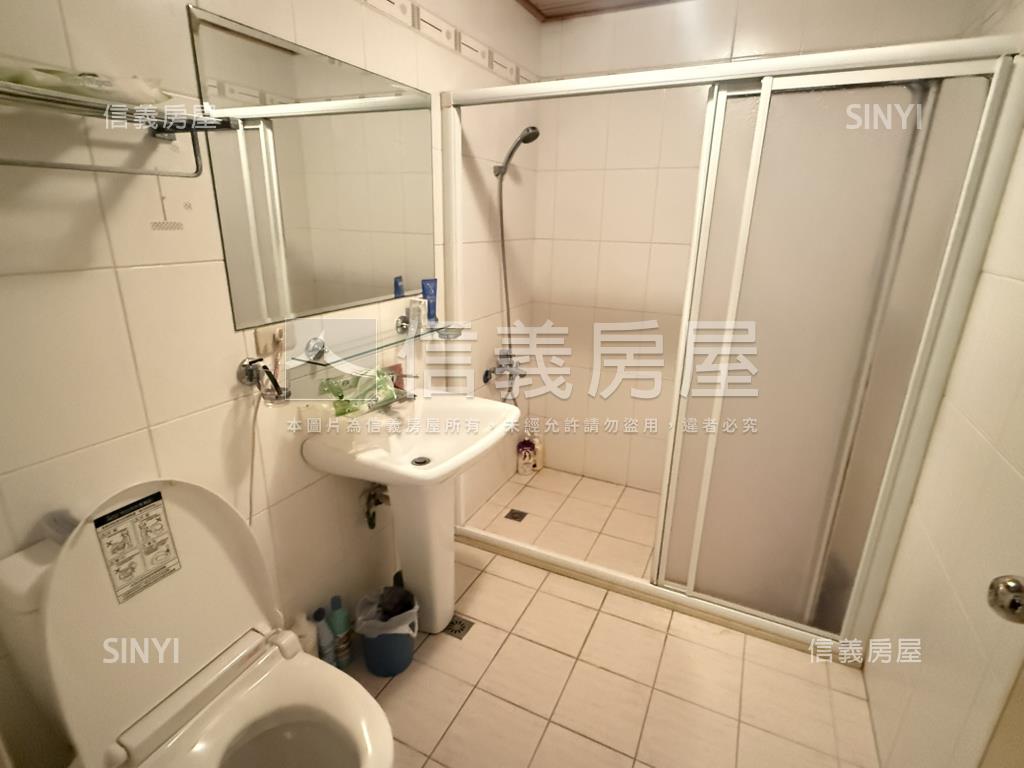 市中心荷里揚寬約６米別墅房屋室內格局與周邊環境
