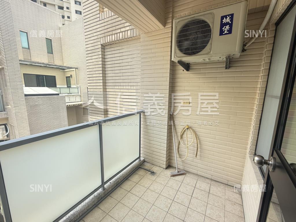 市中心荷里揚寬約６米別墅房屋室內格局與周邊環境