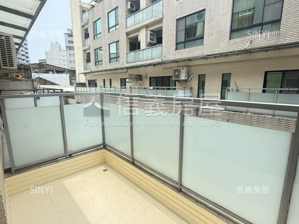 市中心荷里揚寬約６米別墅房屋室內格局與周邊環境