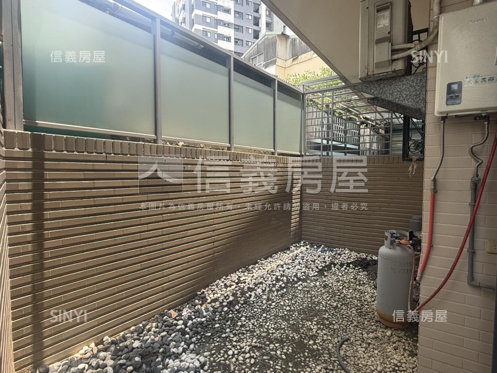 市中心荷里揚寬約６米別墅房屋室內格局與周邊環境