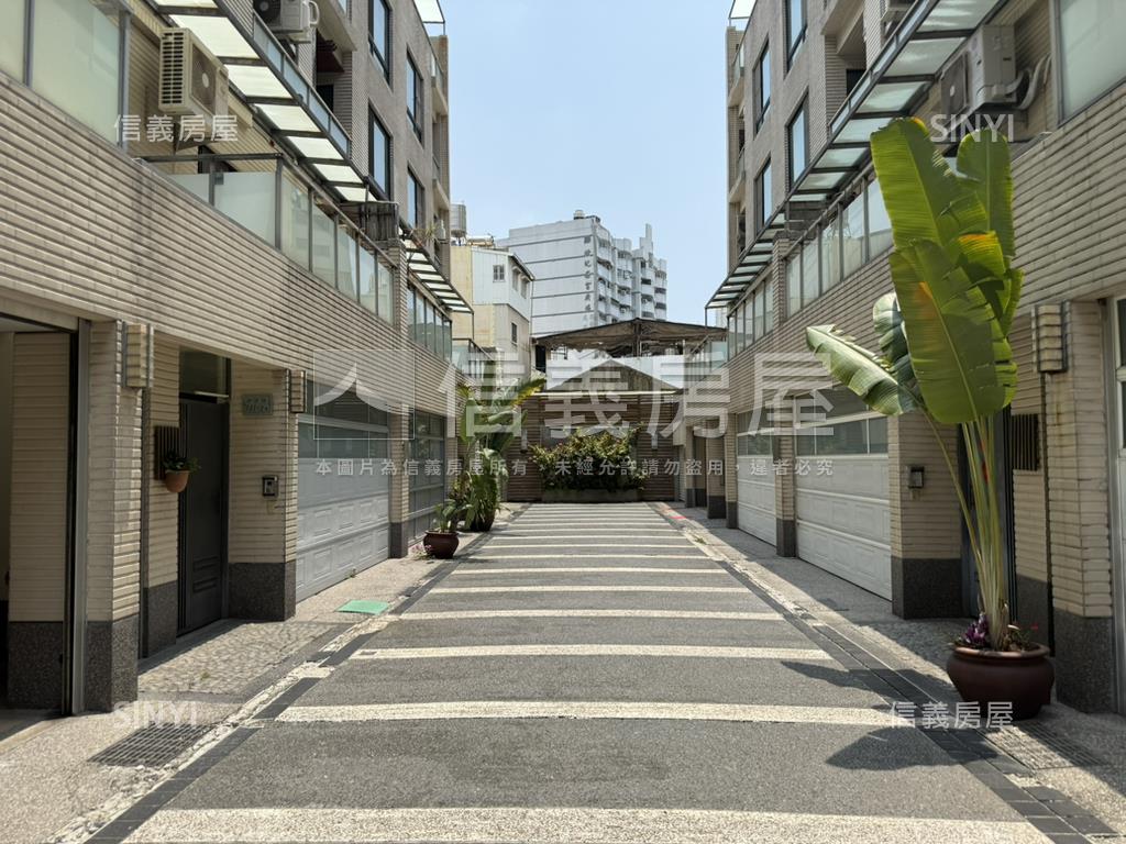 市中心荷里揚寬約６米別墅房屋室內格局與周邊環境