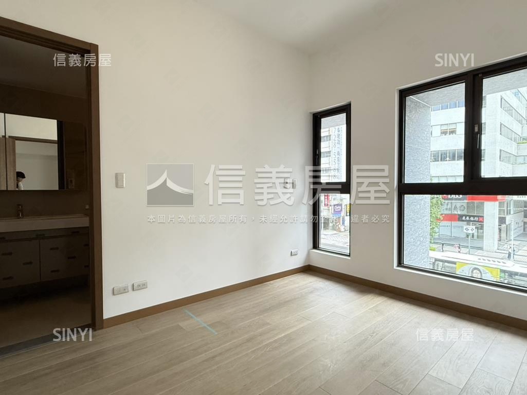 全新落成小巨蛋三房車位房屋室內格局與周邊環境