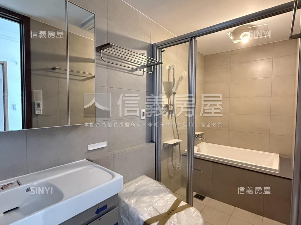 全新落成小巨蛋三房車位房屋室內格局與周邊環境