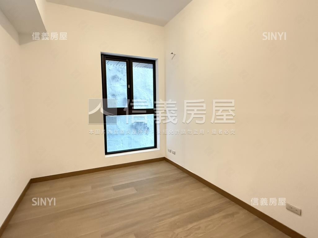 全新落成小巨蛋三房車位房屋室內格局與周邊環境
