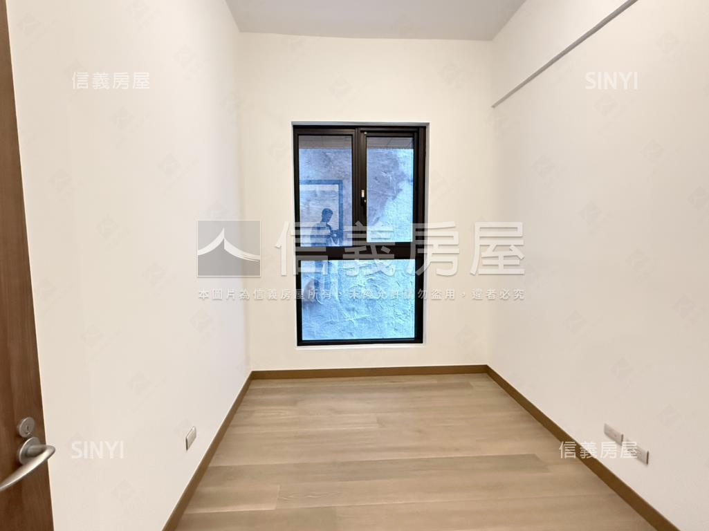 全新落成小巨蛋三房車位房屋室內格局與周邊環境