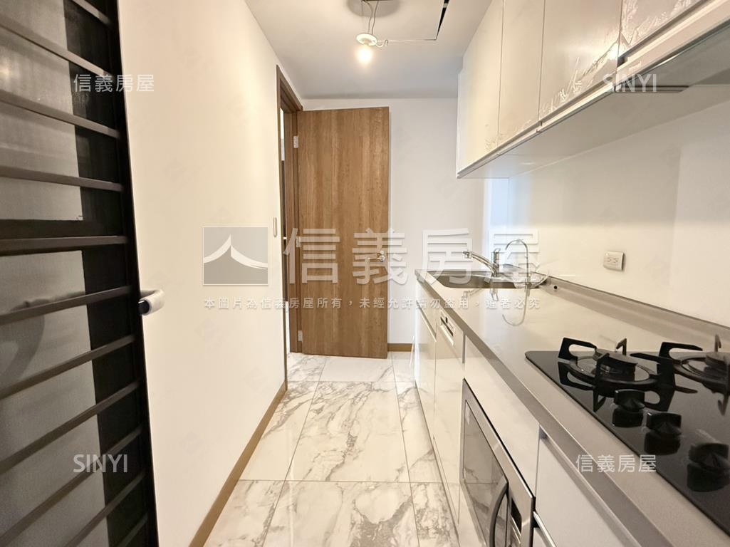 全新落成小巨蛋三房車位房屋室內格局與周邊環境
