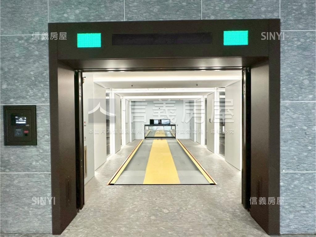 全新落成小巨蛋三房車位房屋室內格局與周邊環境