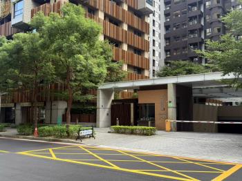 宏璟榮華高樓邊間二房車位