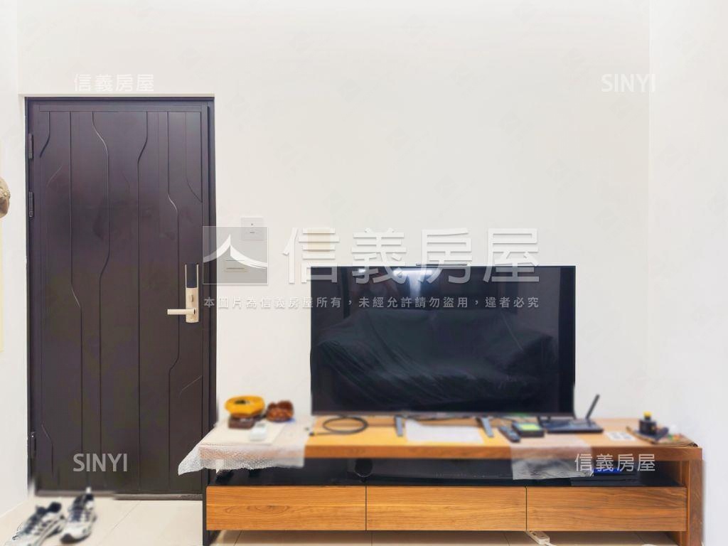 市府艾蜜麗挑高庭院戶房屋室內格局與周邊環境