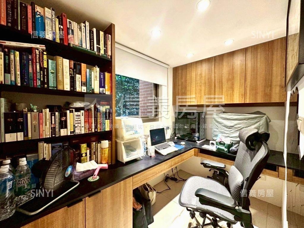 市府艾蜜麗挑高庭院戶房屋室內格局與周邊環境