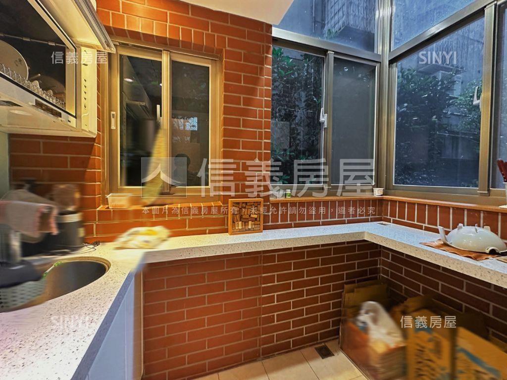 市府艾蜜麗挑高庭院戶房屋室內格局與周邊環境