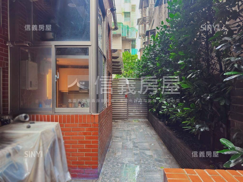 市府艾蜜麗挑高庭院戶房屋室內格局與周邊環境