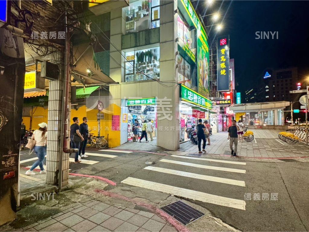 信義君址車位房屋室內格局與周邊環境