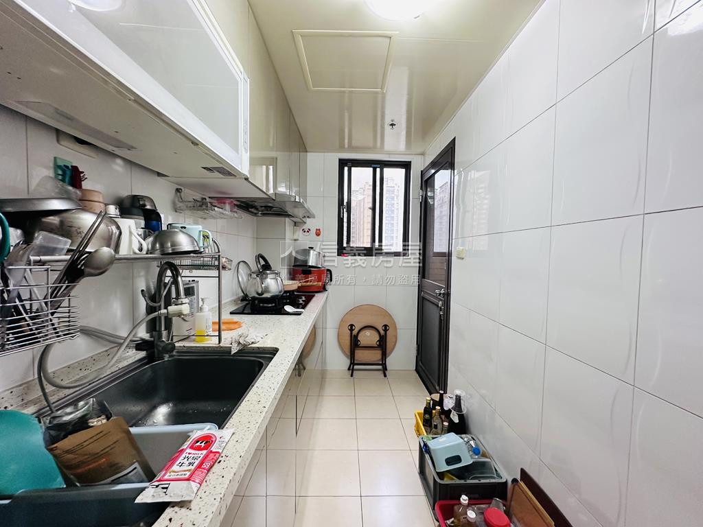 當代精美低總價三房車位房屋室內格局與周邊環境