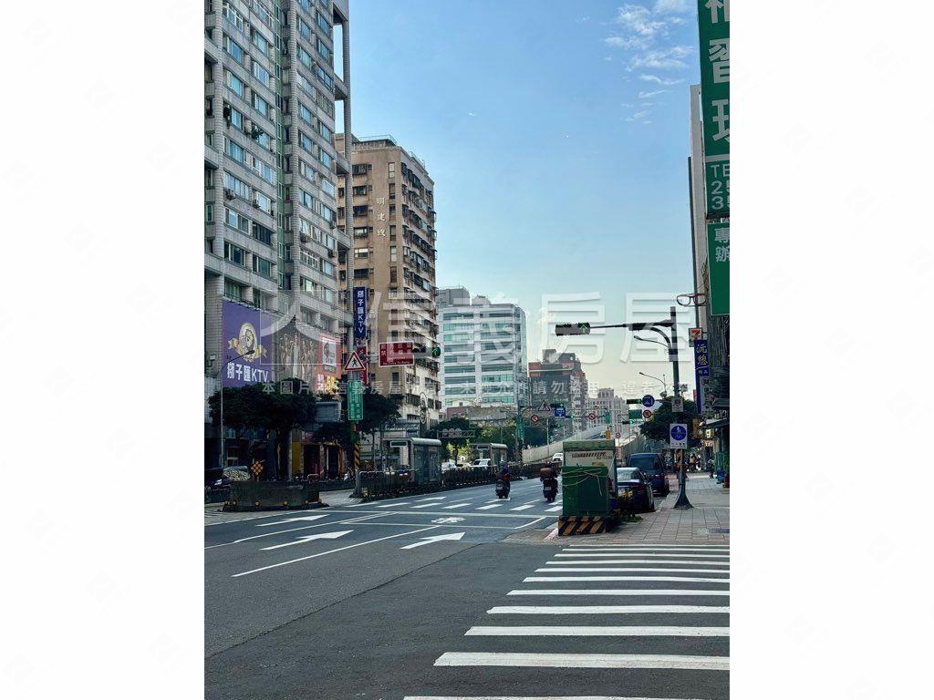 ＷＨＯＵＳＥ第Ａ棟三房房屋室內格局與周邊環境
