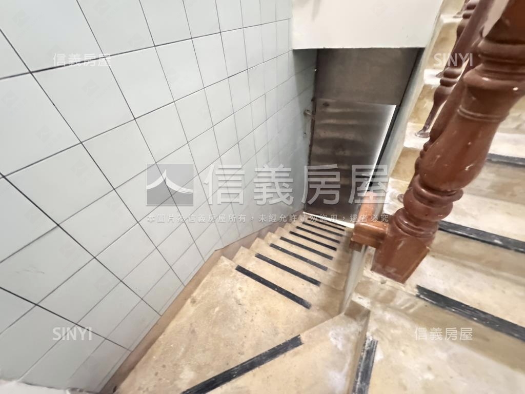 台北市氣派車庫別墅房屋室內格局與周邊環境
