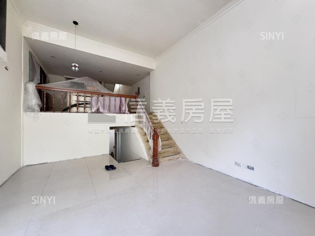 台北市氣派車庫別墅房屋室內格局與周邊環境