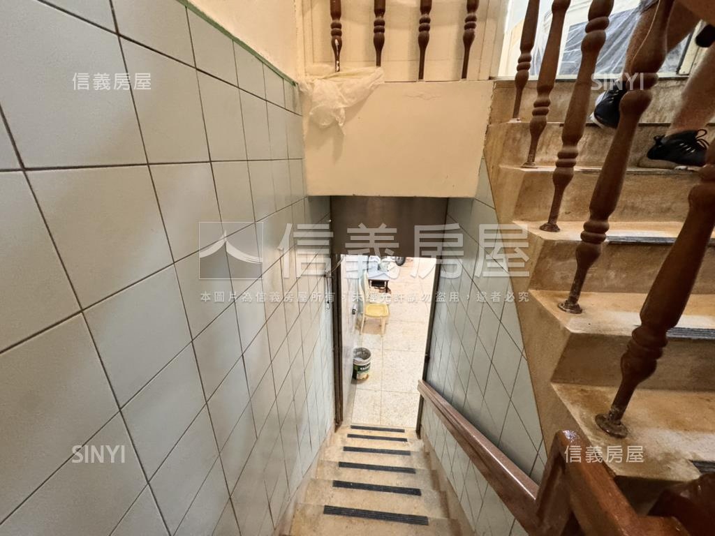 台北市氣派車庫別墅房屋室內格局與周邊環境