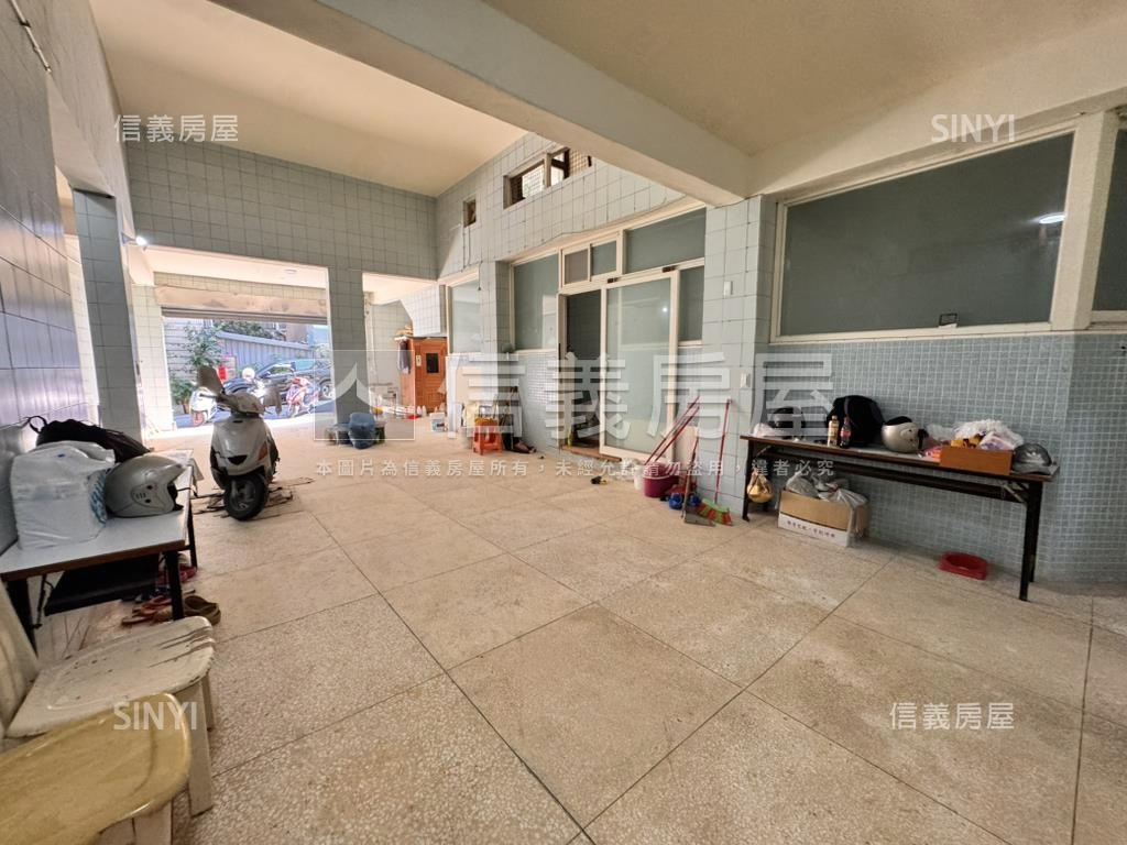 台北市氣派車庫別墅房屋室內格局與周邊環境