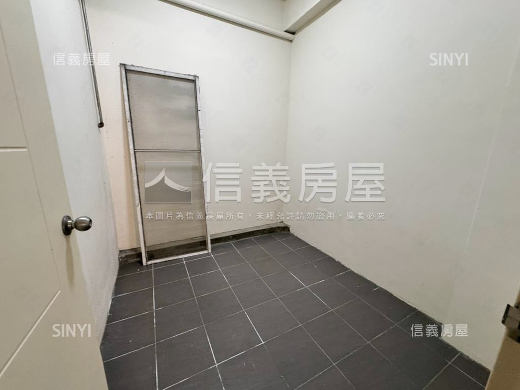 台北市氣派車庫別墅房屋室內格局與周邊環境
