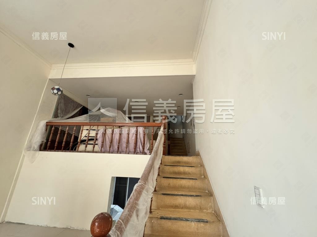 台北市氣派車庫別墅房屋室內格局與周邊環境