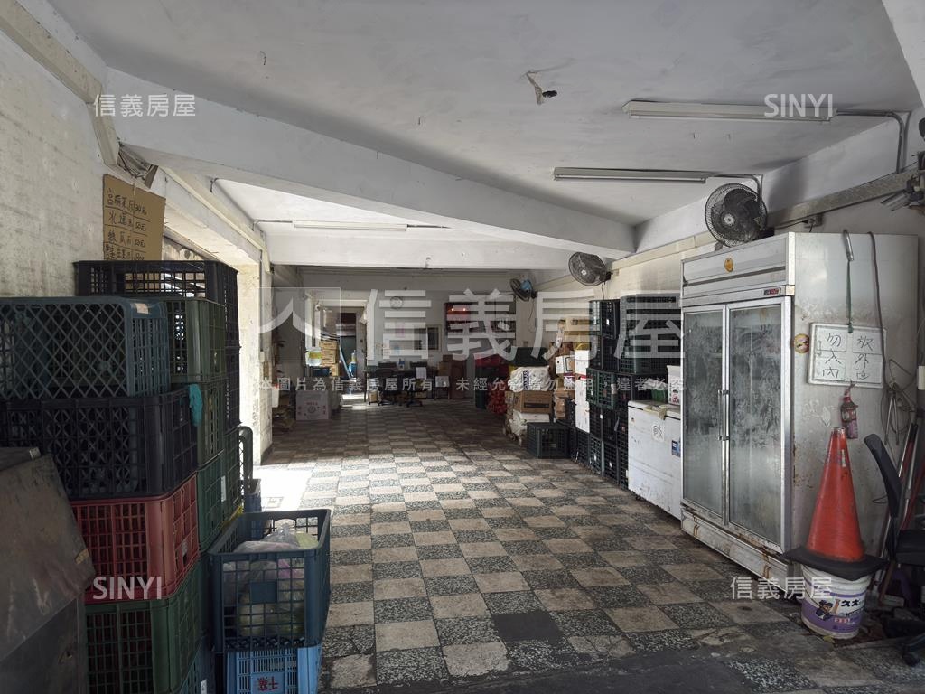 三角公園邊間一樓店面房屋室內格局與周邊環境