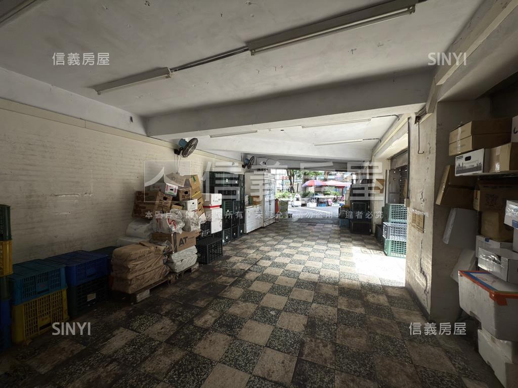 三角公園邊間一樓店面房屋室內格局與周邊環境