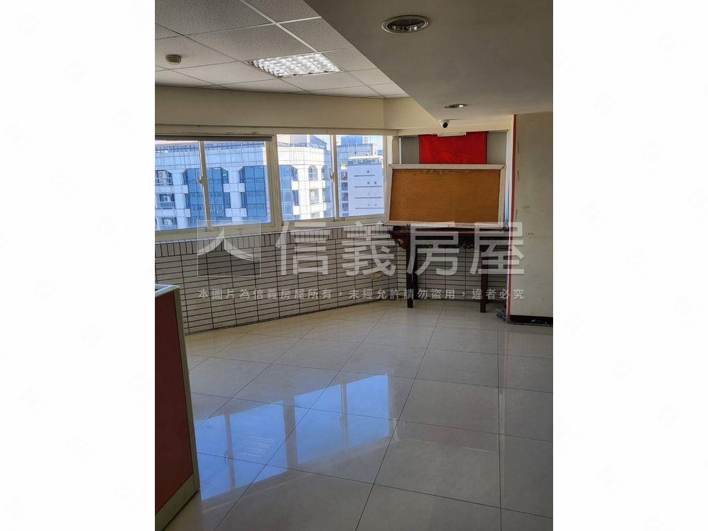 近台北車站頂樓商辦房屋室內格局與周邊環境