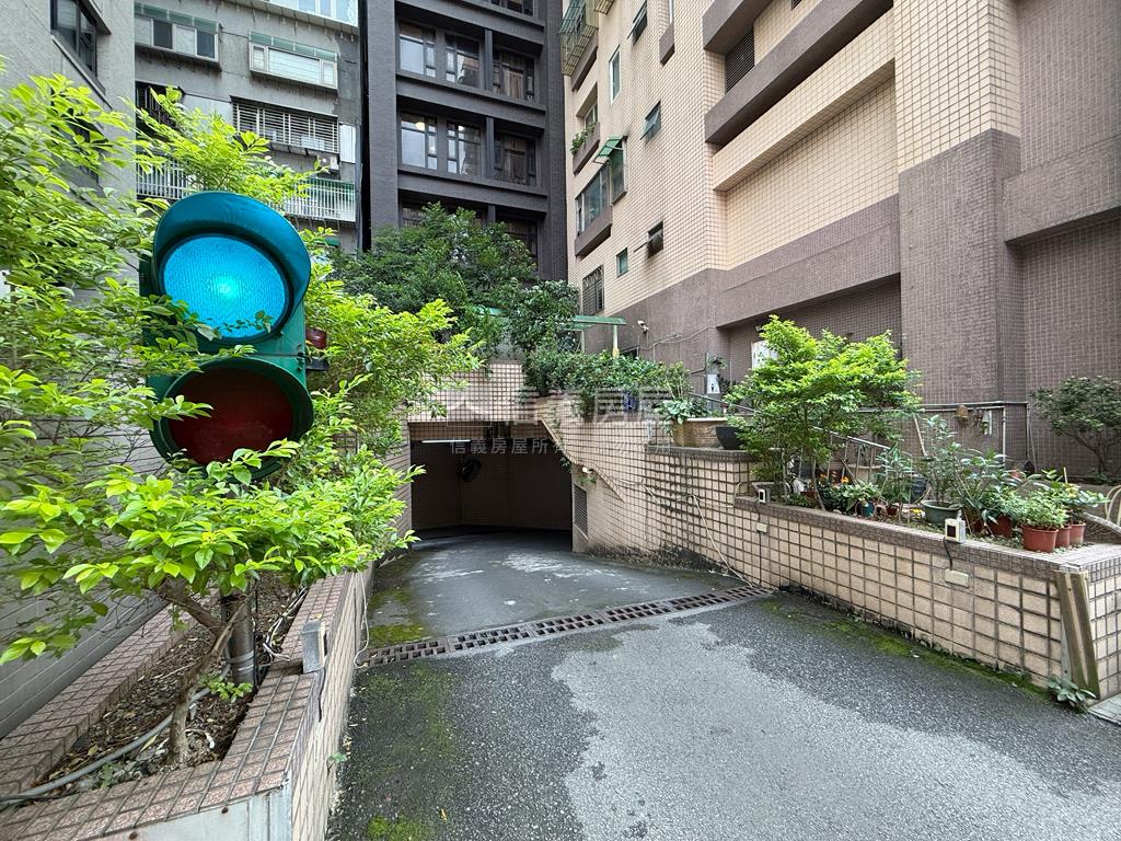 雷諾瓦坡平車位房屋室內格局與周邊環境