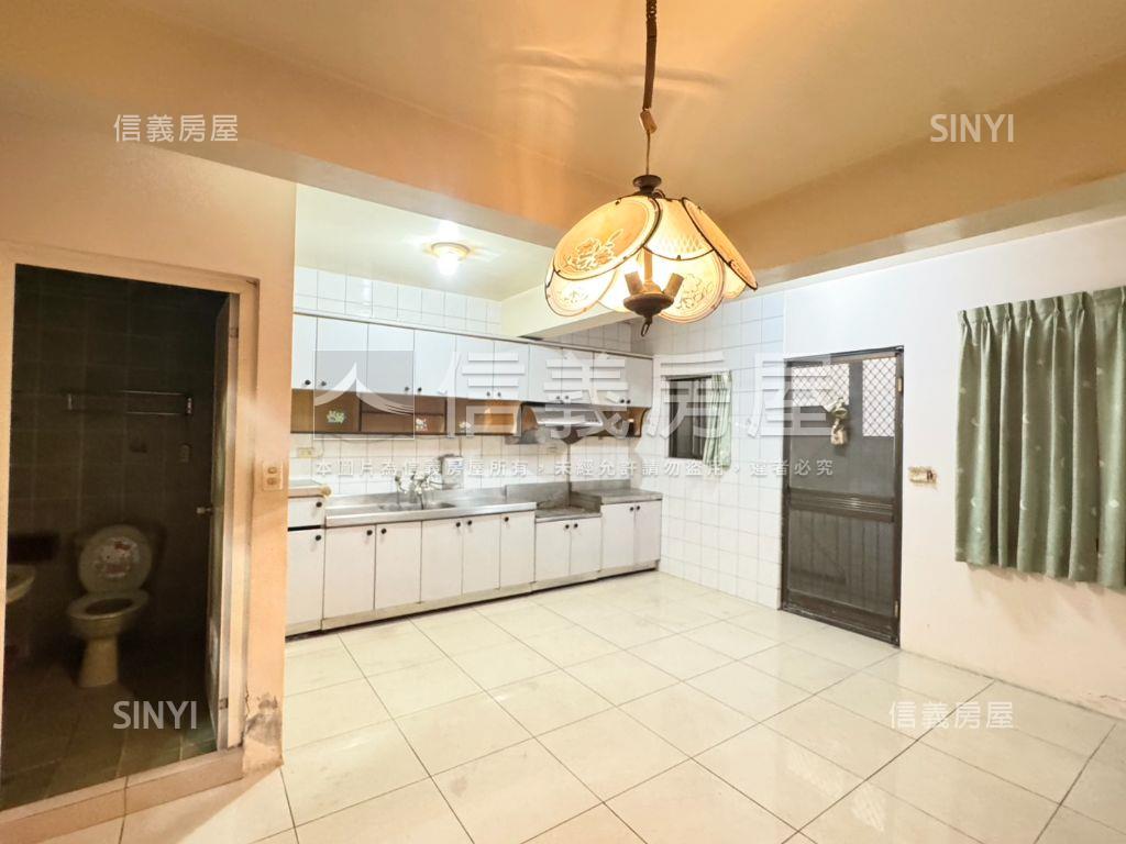 大橋一街約八米路挑高車墅房屋室內格局與周邊環境