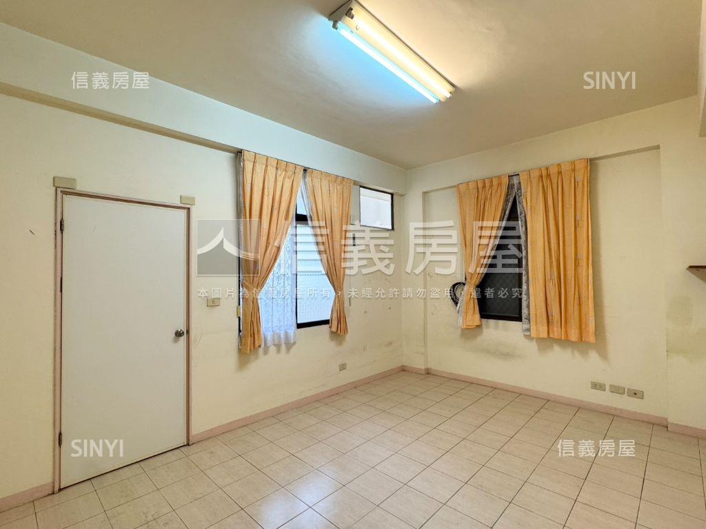 大橋一街約八米路挑高車墅房屋室內格局與周邊環境