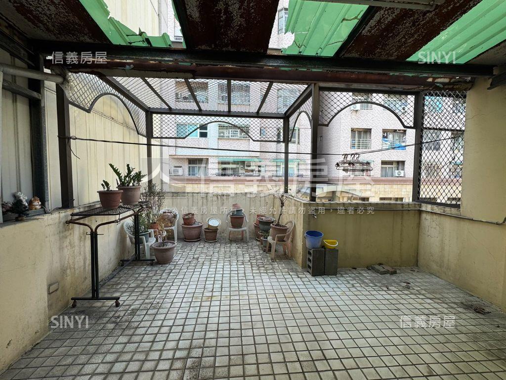 大橋一街約八米路挑高車墅房屋室內格局與周邊環境