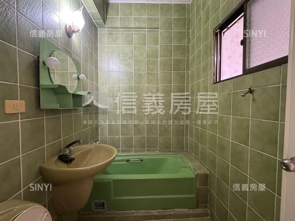 大橋一街約八米路挑高車墅房屋室內格局與周邊環境