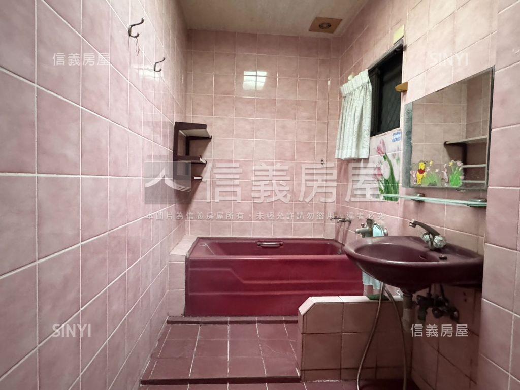 大橋一街約八米路挑高車墅房屋室內格局與周邊環境