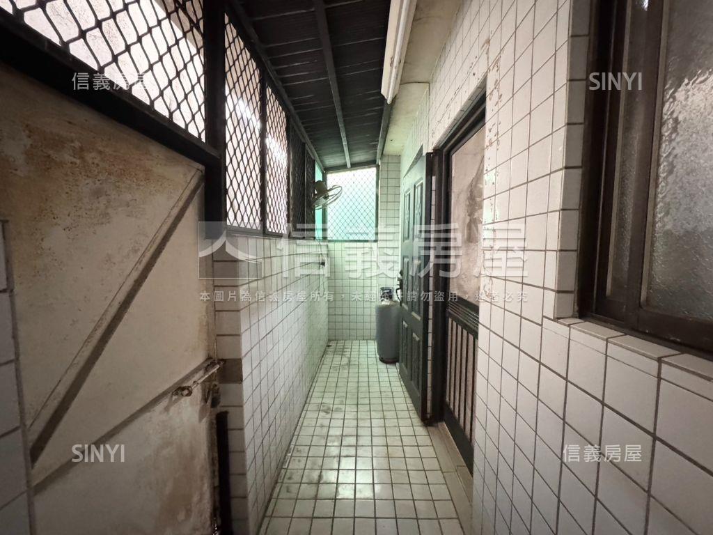 大橋一街約八米路挑高車墅房屋室內格局與周邊環境