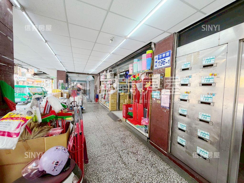 忠孝大面寬角間金店面房屋室內格局與周邊環境